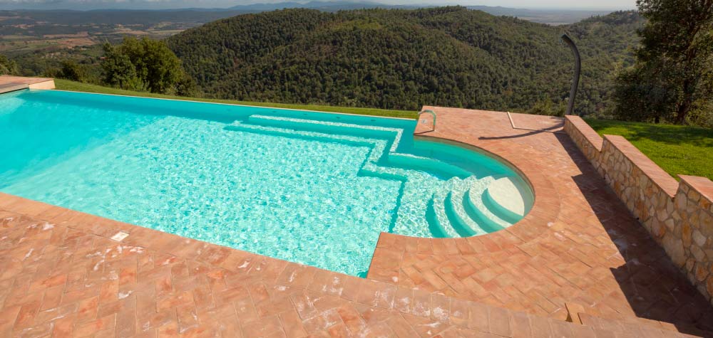 Piscina interrata con vista panoramica